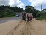 Para evitar colisão  frontal, condutor sai da pista e tomba caminhão na BR 163