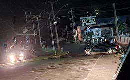 Carro bate em poste na Willy Barth e deixa parte de SMOeste sem energia elétrica