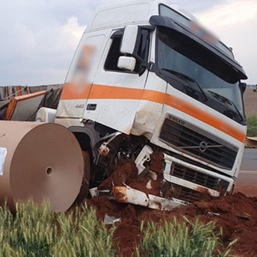 Motorista com carreta da região fica ferido em saída de pista