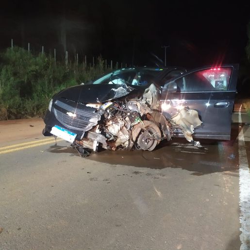 Barro na pista faz condutor perder o controle e colidir em caminhão na SC-305