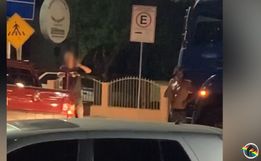 Vídeos divulgados em redes sociais mostram agente com arma em punho