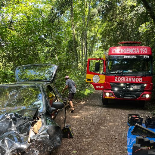 Colisão frontal entre carro e caminhão deixa mulher ferida em Cunha Porã