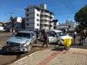Colisão entre carro e caminhonete deixa mulher ferida