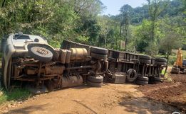 Carreta tomba e bloqueia o trânsito entre Iporã do Oeste e Tunápolis