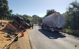 Carreta carregada com milho tomba às margens da SC-163, em Descanso