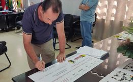 Cheque simbólico de R$ 251 mil é entregue pela Câmara à Prefeitura de Cedro