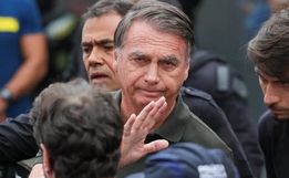 “Averiguação de um câncer”, hérnia e soluços: Carlos Bolsonaro fala da saúde do pai