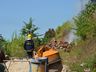 Bombeiros combatem fogo em pneus e vegetação em São Miguel do Oeste