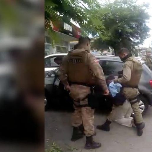 Homem é flagrado abusando de criança de 7 anos dentro de um carro em SC