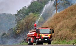 VÍDEO: Incêndio atinge vegetação às margens da BR 282, entre SMO e Paraíso