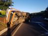 Caminhoneiro sofre escoriações em tombamento na BR-282