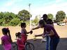 Grupo de voluntários realiza entrega de cestas de páscoa
