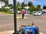Motociclista sofre ferimento na cabeça após colisão contra veículo em SMO