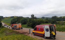 Saída de pista de carreta deixa motorista gravemente ferido na BR 163
