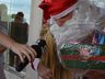 Campanha “Um presente de Natal” reúne crianças para entrega de presentes
