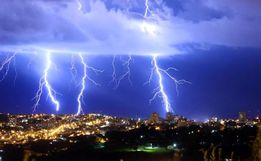 Granizo, raios e ventos fortes: temporais severos ameaçam Santa Catarina