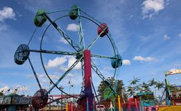 Diversos brinquedos fazem a diversão das famílias na Faismo 2025