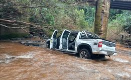 Veículo cai de ponte e deixa mãe e filha feridas