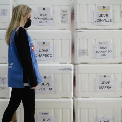 SC distribui vacinas da primeira dose contra Covid para evitar atraso em calendário