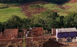 Família inicia construção após fogo queimar a residência
