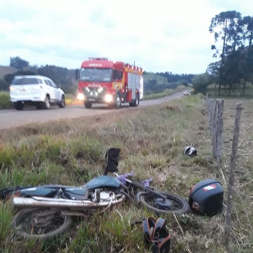 Saída de pista de motocicleta deixa mulher ferida 