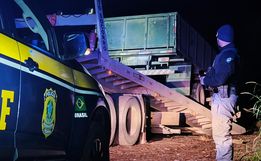Motorista é flagrado dirigindo caminhão à noite com lanterna de celular