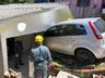 Carro invade residência e fica "entalado" em estrutura no Oeste