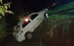 Saída de pista seguida de queda em ribanceira deixa pai e filho feridos no interior