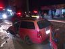 Motorista fica ferido em colisão de carro em poste