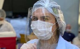 Brasileira recebe vacina experimental contra Covid-19