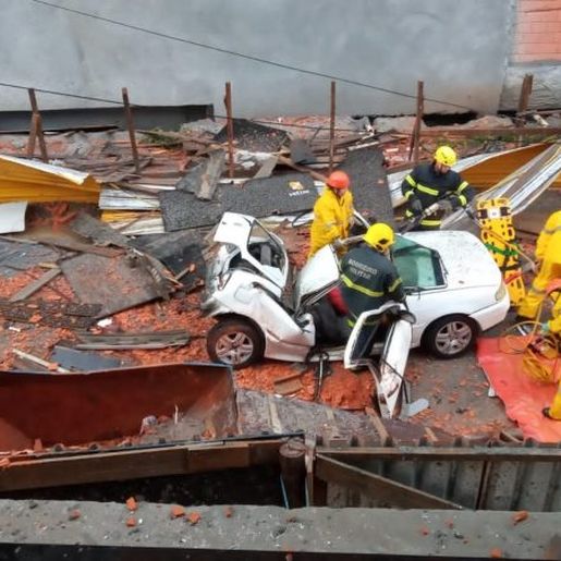 Carro e motorista são esmagados por parede de prédio em construção em SC