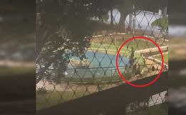 Jovens são flagrados pulando em chafariz de praça em SMO; vídeo