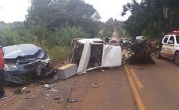 Carro parte ao meio após colisão e condutor foge a pé RSC-472