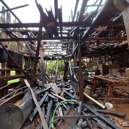 Incêndio atinge galpão no interior de Guarujá do Sul