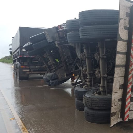 Carreta carregada de adubo tomba na BR–163