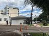 VÍDEO: Caminhão derruba dois postes no centro de São Miguel do Oeste