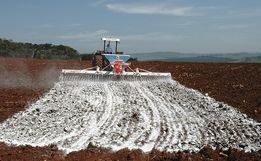 Secretaria de Agricultura realiza entrega de 300 toneladas de calcário