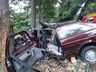 Carro fica destruído após colisão contra árvore na SC-305, em Guaraciaba
