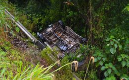 Van com 14 ocupantes sai da pista, cai em barranco e dois ficam feridos na BR-282