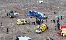 Avião com mais de 60 pessoas cai no Cazaquistão