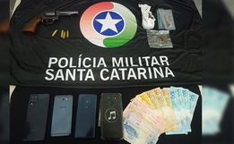 HÓRUS: Polícia flagra ponto de venda de drogas e apreende arma no local