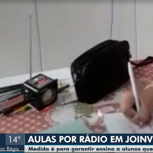 Alunos da rede municipal de Joinville têm aulas transmitidas pelo rádio