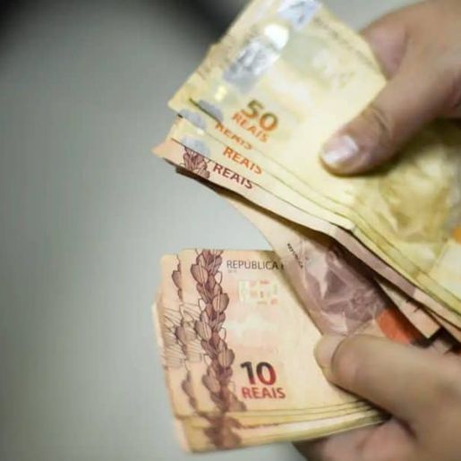 Governo já projeta salário mínimo de R$ 1.516 para 2025
