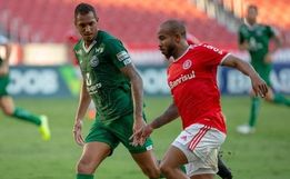 Internacional vence o Goiás e se aproxima do líder São Paulo