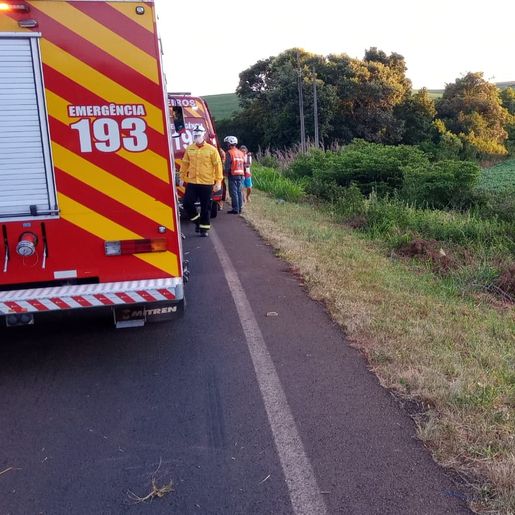 Saída de pista deixa três pessoas feridas na PR/158