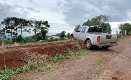 Mulher perde o controle de caminhonete e veículo invade lavoura em SMOeste 