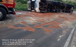 Carreta tomba na SC-160 e pista fica parcialmente interditada 