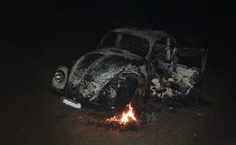 Fusca é destruído por incêndio durante a madrugada 
