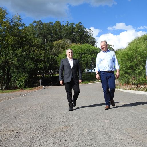 Trevisan e Zanardi visitam obras de calçamento em SMOeste