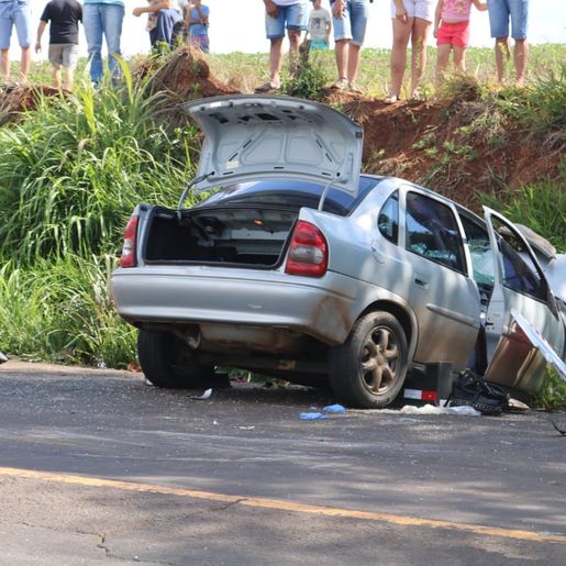 Mulher morre em colisão entre dois carros e duas motos na BR-282 em Pinhalzinho